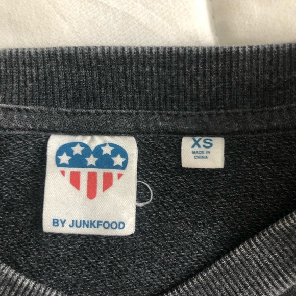 Cropped Graphic Sweater - Picture 6 of 6